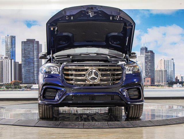 Used 2025 Mercedes-Benz GLS 580 4MATIC image 4
