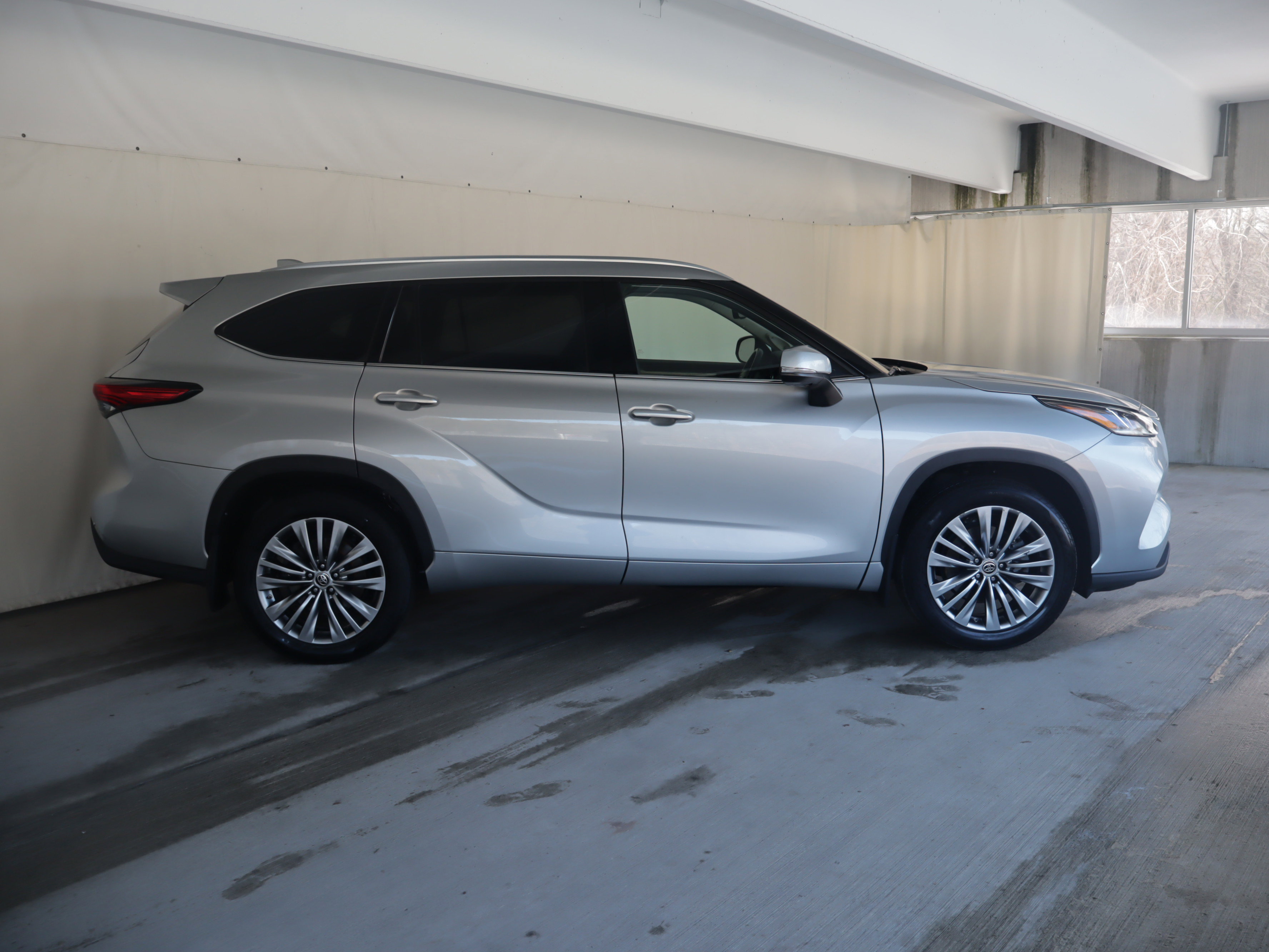 Used 2023 Toyota Highlander Limited image 24