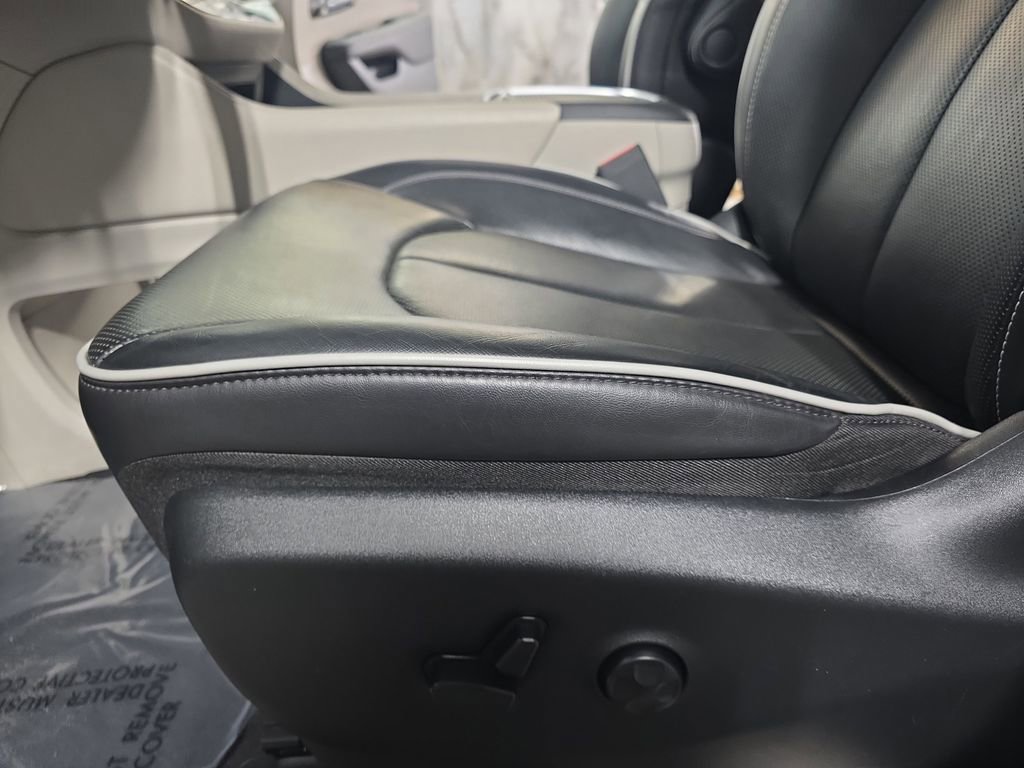 Used 2024 Chrysler Pacifica Limited image 31