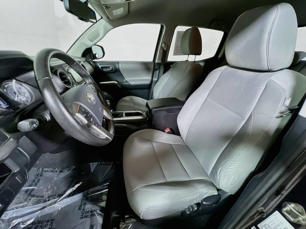 Used 2016 Toyota Tacoma SR5 w/ SR5 Appearance Package (SN) RWD image 17