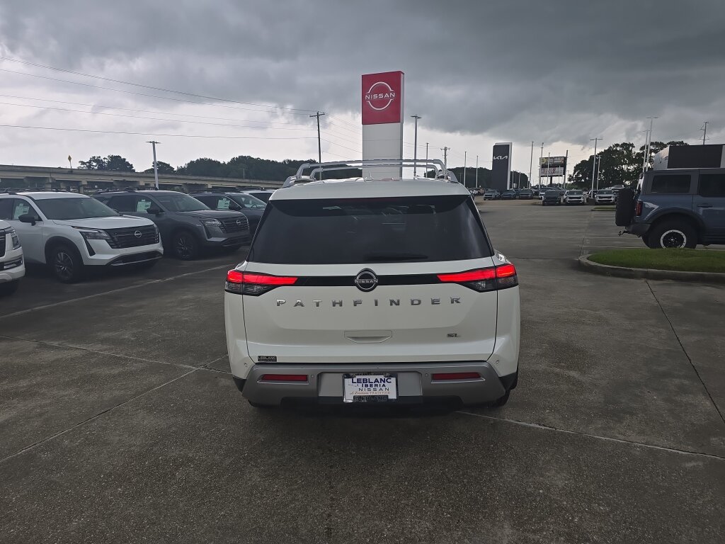 Used 2024 Nissan Pathfinder SL FWD image 5
