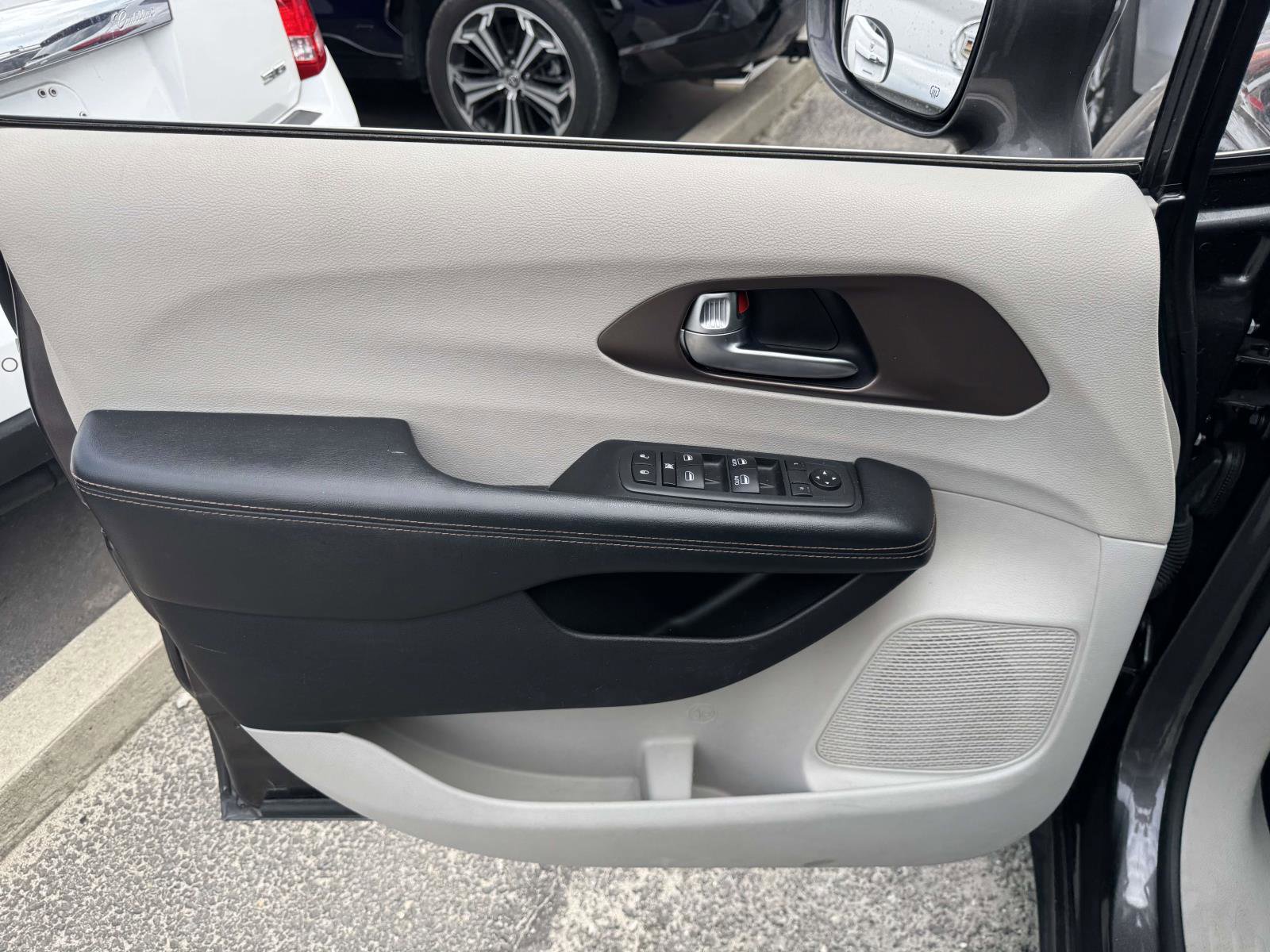 Used 2019 Chrysler Pacifica Touring-L FWD image 13