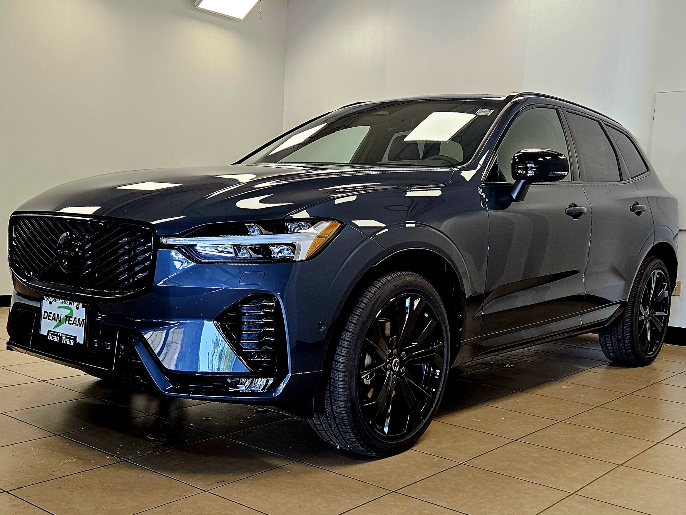 New 2026 Volvo XC60 B5 Ultra w/ Climate Package image 4