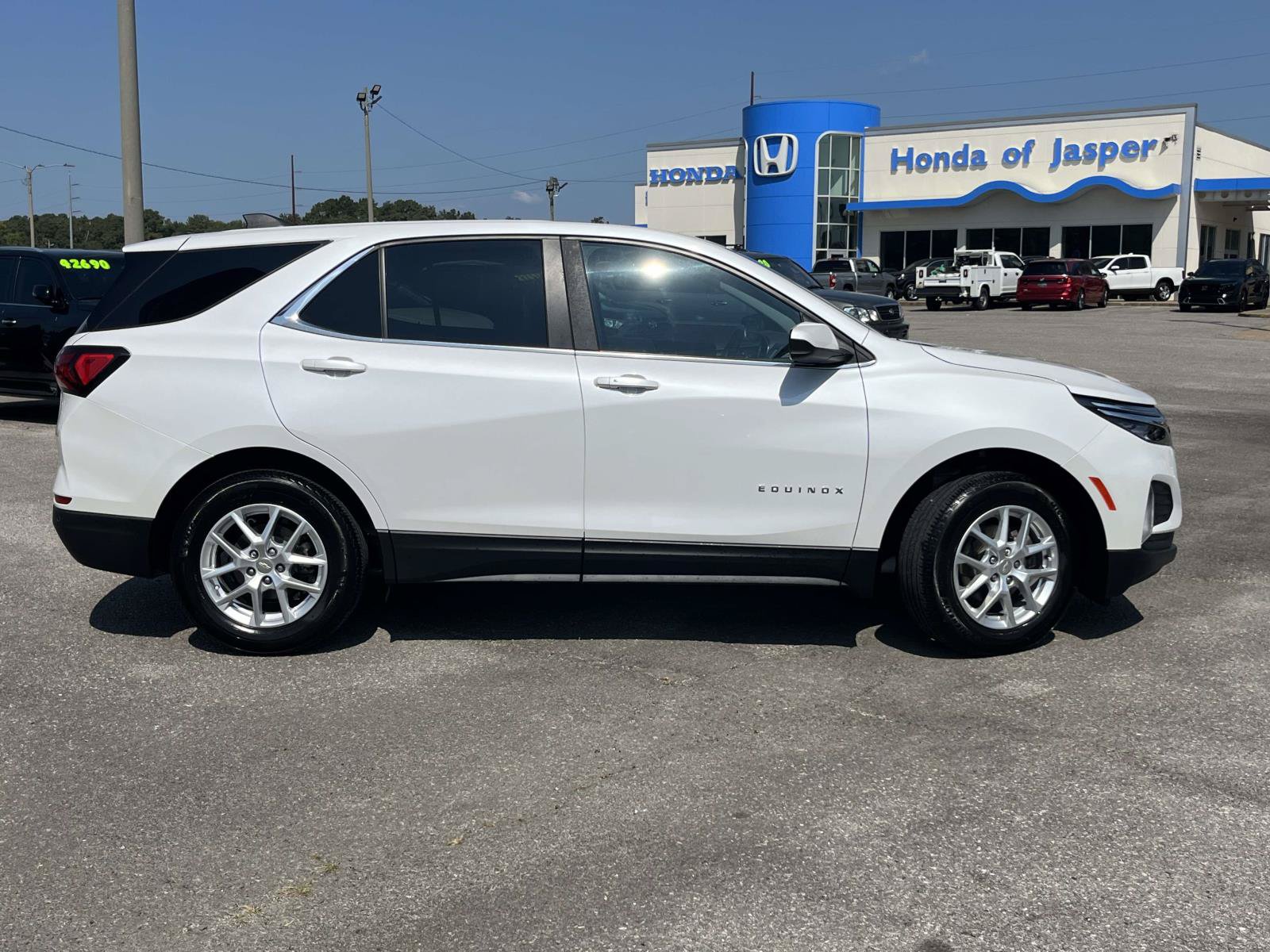 Used 2024 Chevrolet Equinox LT FWD image 2