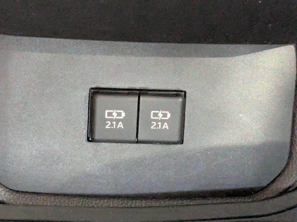 Used 2021 Toyota Highlander XLE AWD/4WD image 23