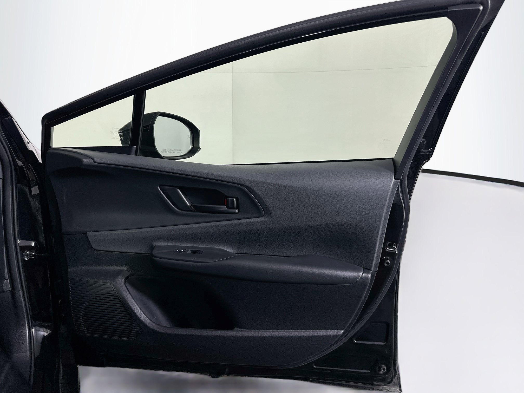 Used 2025 Toyota Prius LE FWD image 31