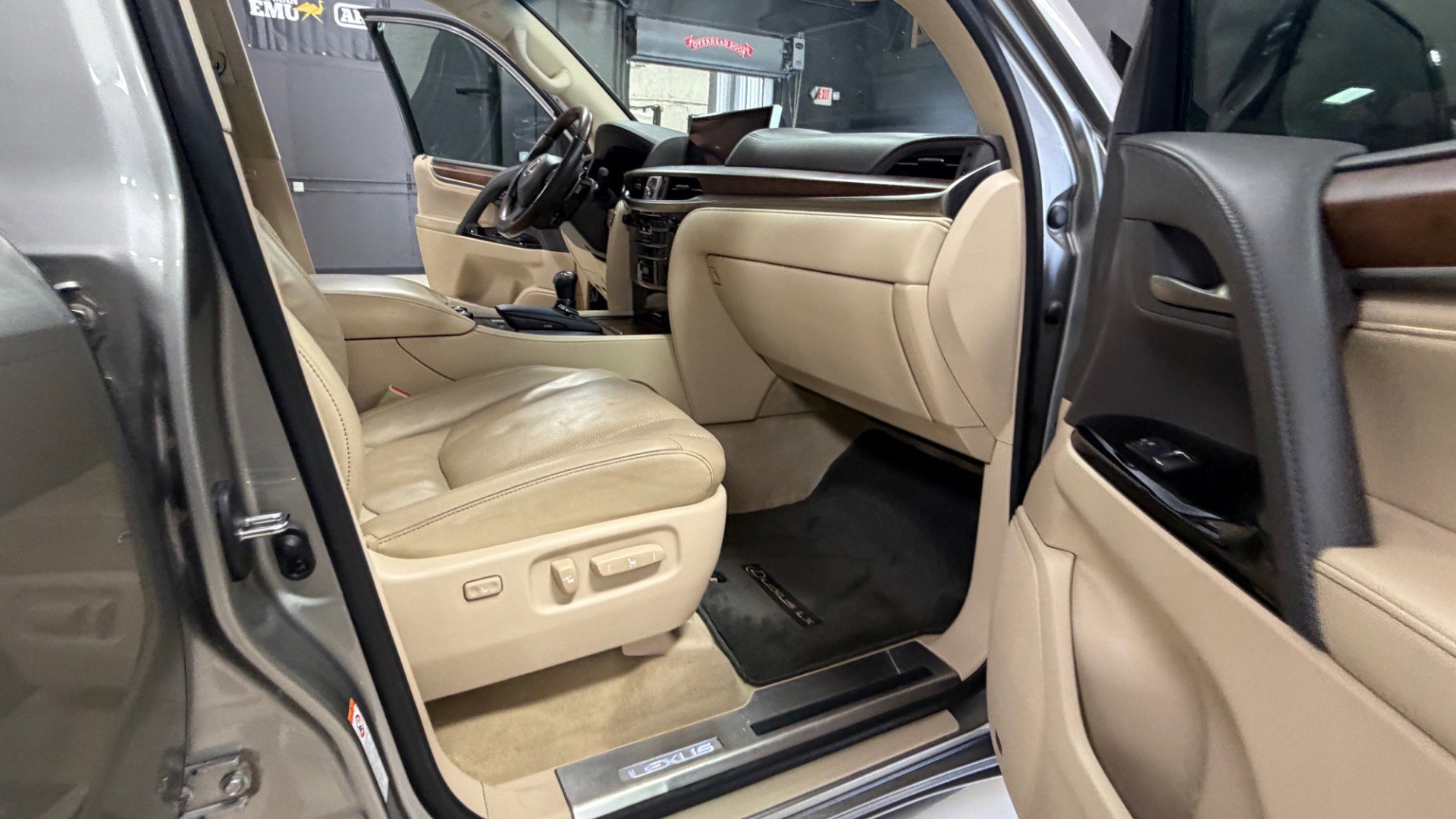 Used 2018 Lexus LX 570 4WD w/ Luxury Package image 20