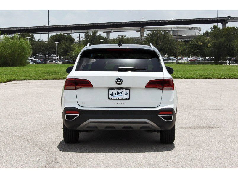 Used 2024 Volkswagen Taos SE w/ Panoramic Sunroof Package FWD image 4