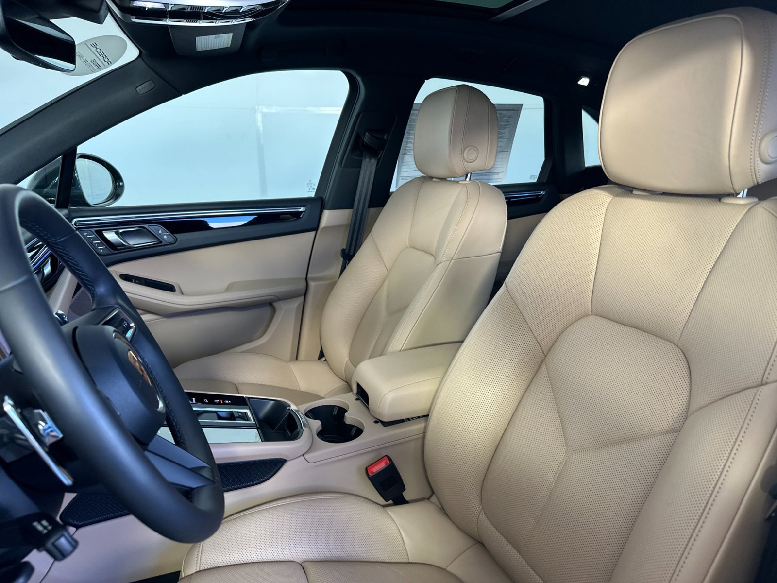 Certified 2026 Porsche Macan AWD/4WD image 5