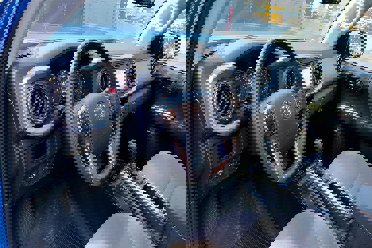 Used 2018 Toyota Tacoma SR5 AWD/4WD image 17