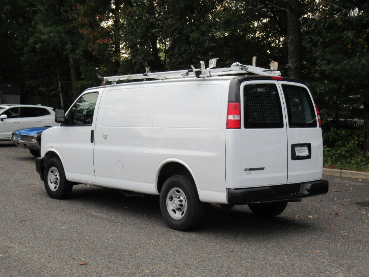 Used 2017 Chevrolet Express 2500 RWD image 4