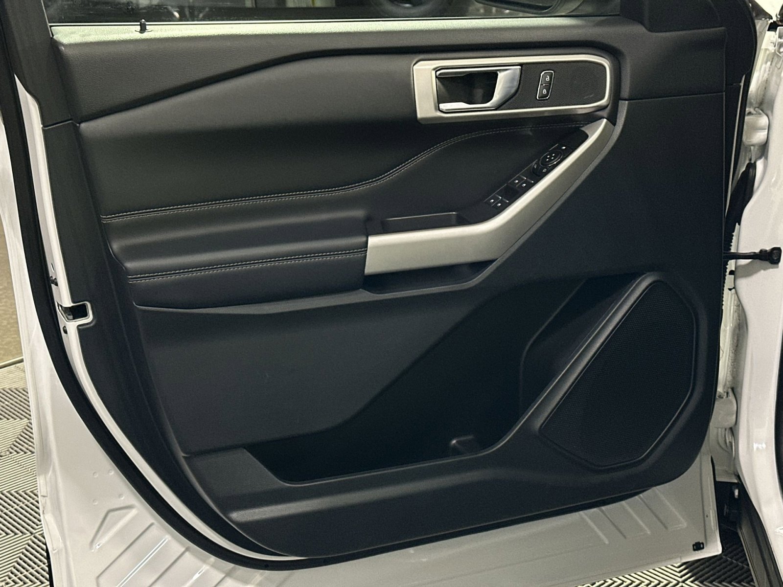 Used 2024 Ford Explorer XLT w/ Class IV Trailer Tow Package image 15