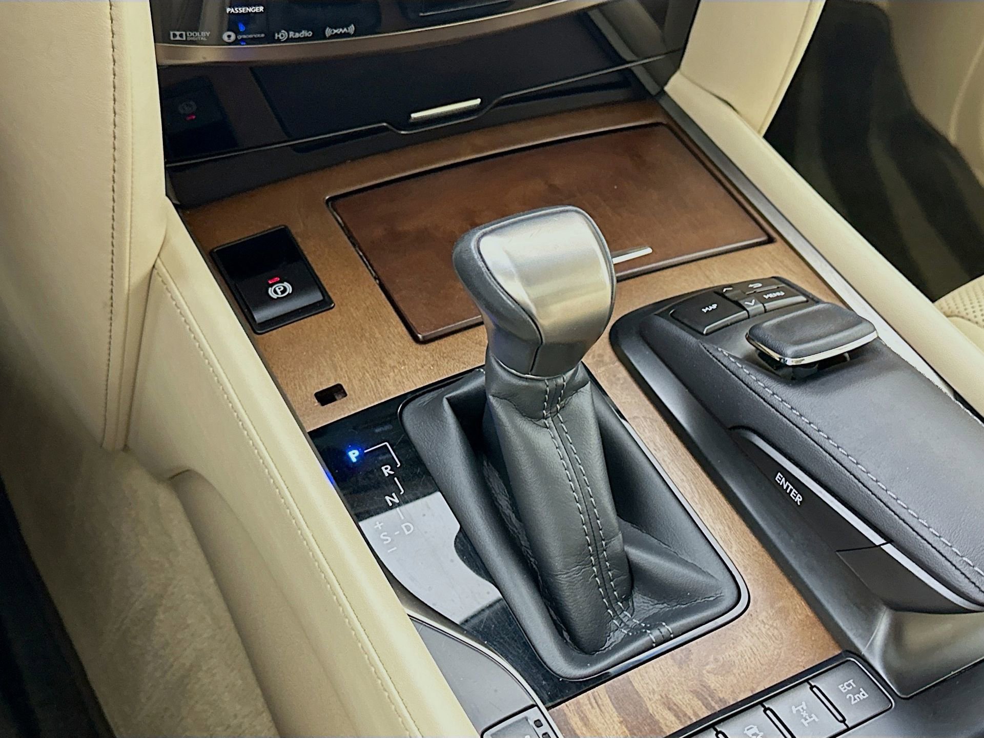 Used 2018 Lexus LX 570 4WD w/ Luxury Package image 18