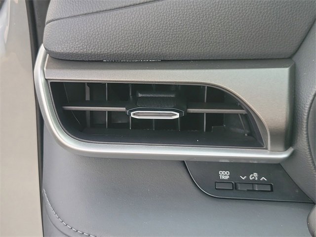 Used 2023 Toyota Highlander LE image 32