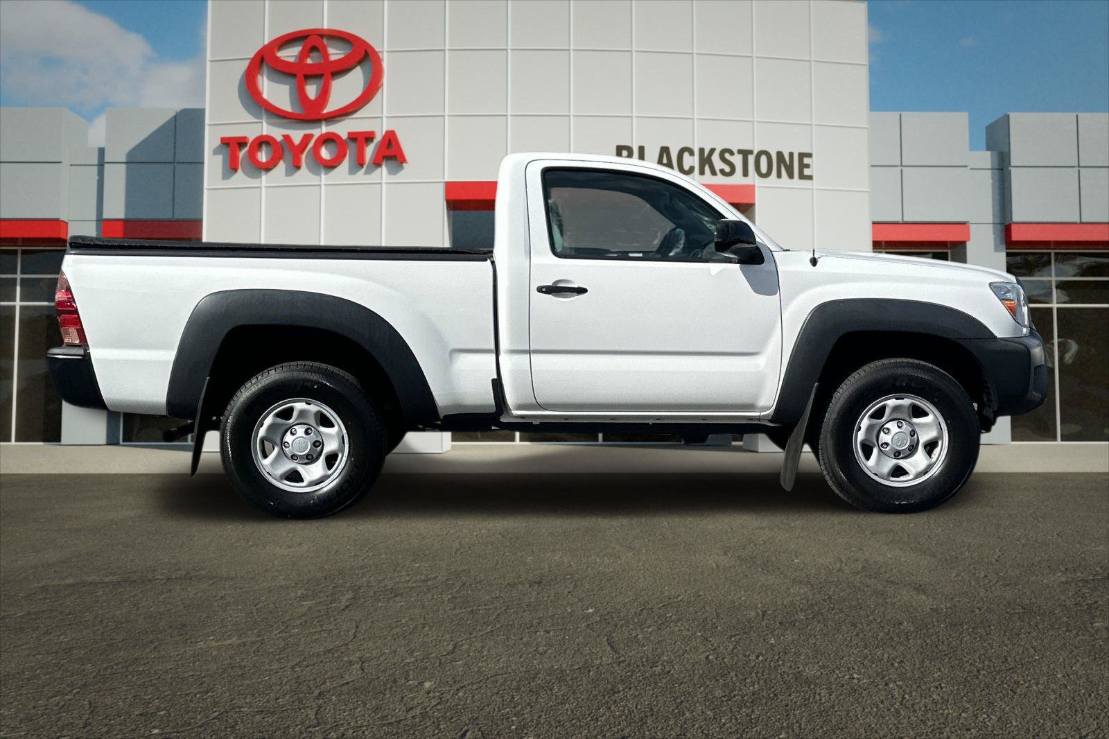 Used 2014 Toyota Tacoma 4x4 Regular Cab image 2