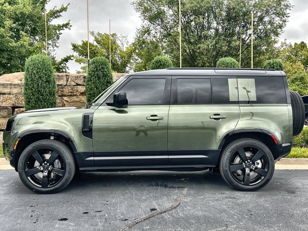 New 2026 Land Rover Defender 110 X-Dynamic SE AWD/4WD image 2