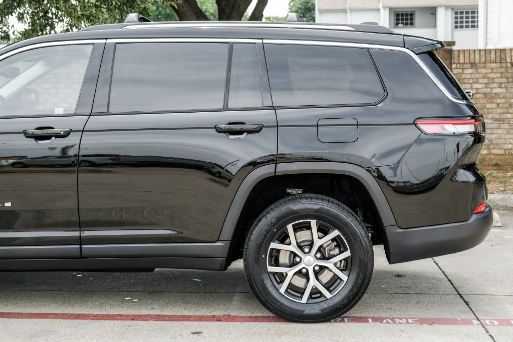 Used 2023 Jeep Grand Cherokee L Limited AWD/4WD image 23