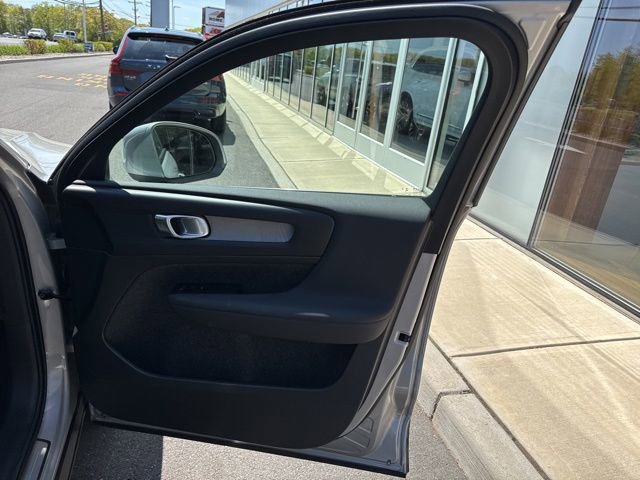 Certified 2025 Volvo XC40 B5 Plus AWD/4WD image 14