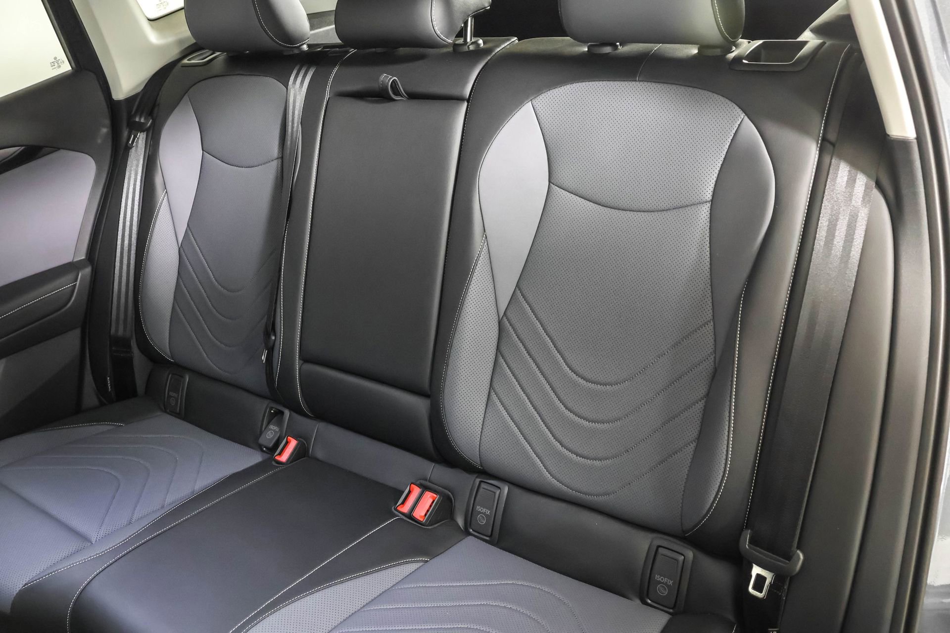 Used 2025 Volkswagen Tiguan SE w/ Panoramic Sunroof Package image 37