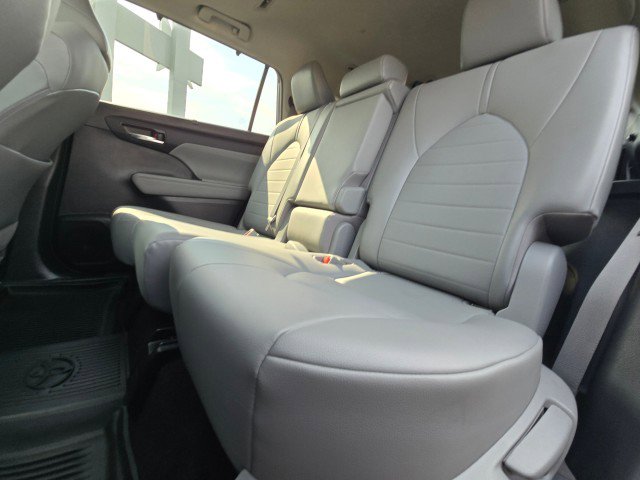 Used 2021 Toyota Highlander XLE image 20