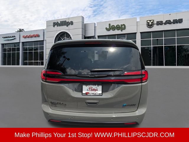 Used 2025 Chrysler Pacifica Premium FWD image 4