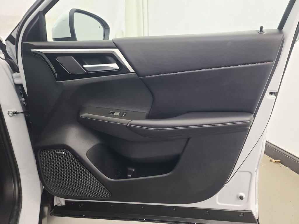 Used 2025 Mitsubishi Outlander SE image 13