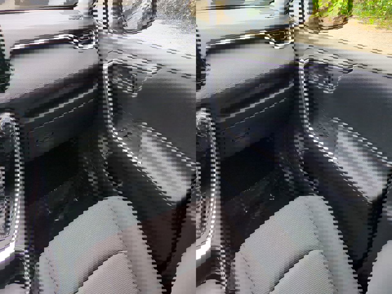 Used 2020 Toyota RAV4 LE FWD image 17