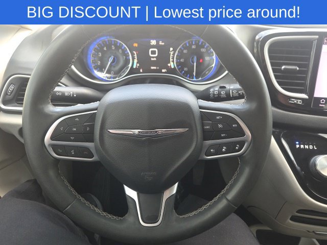 Used 2022 Chrysler Pacifica Touring-L FWD image 43