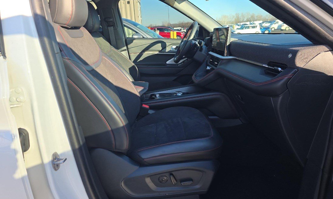 Used 2025 Ford Explorer ST image 13