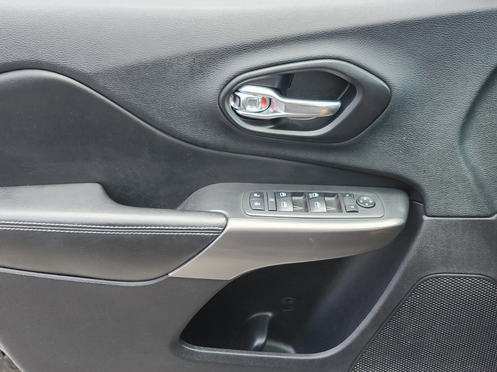 Used 2019 Jeep Cherokee Latitude w/ Popular Appearance Group image 28