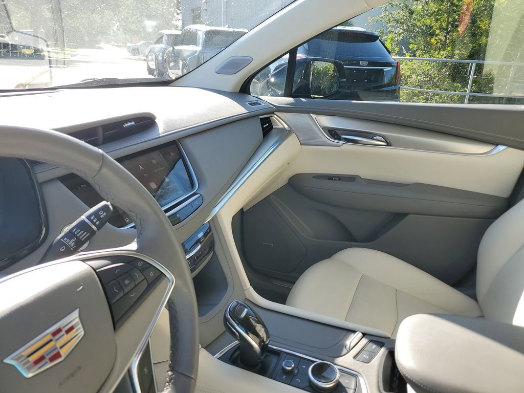 Used 2021 Cadillac XT5 Premium Luxury w/ LPO, Premium Carpet Package FWD image 23