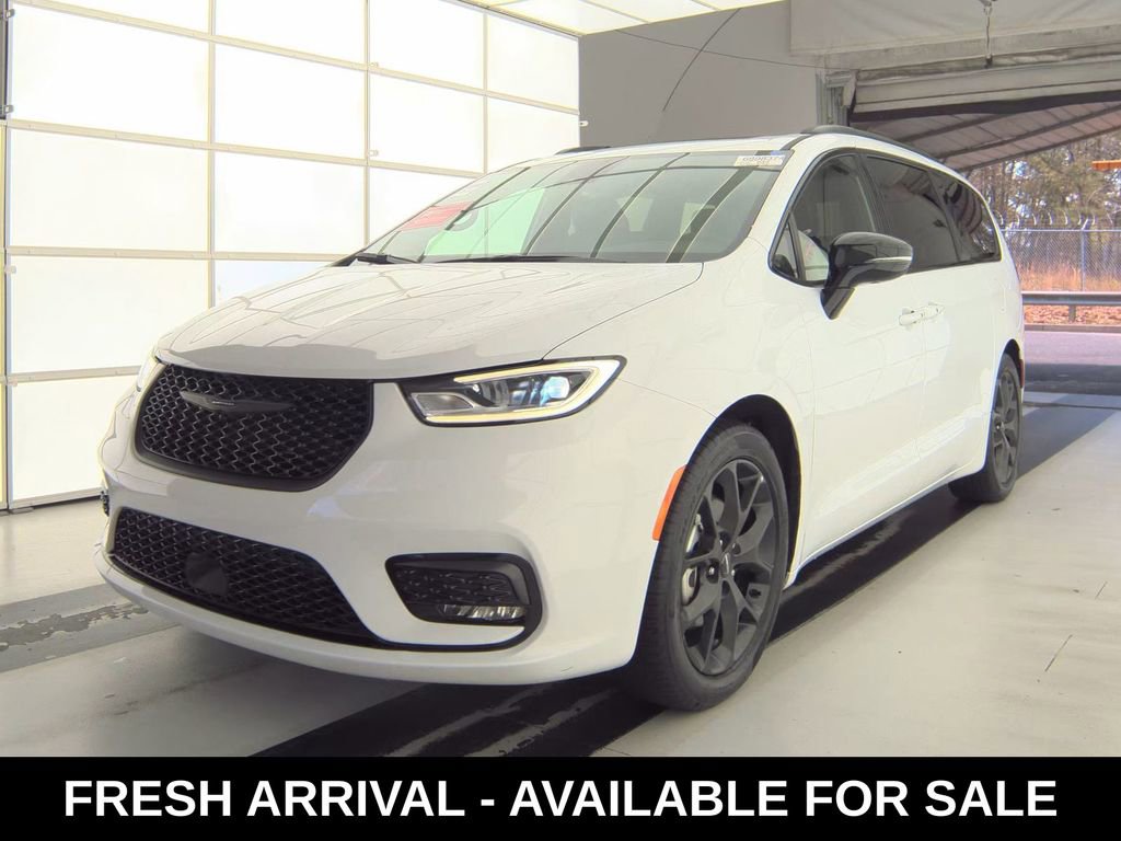 Used 2025 Chrysler Pacifica Limited image 3