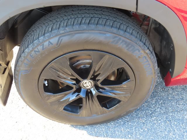 Used 2024 Toyota Highlander LE AWD/4WD image 14
