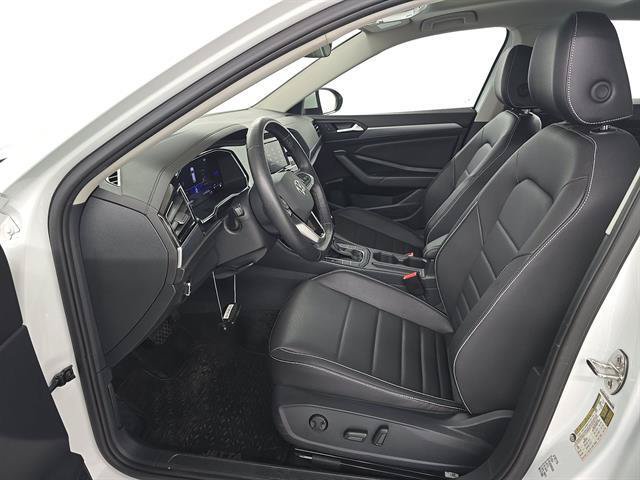 Used 2024 Volkswagen Jetta SE w/ Panoramic Sunroof Package FWD image 34