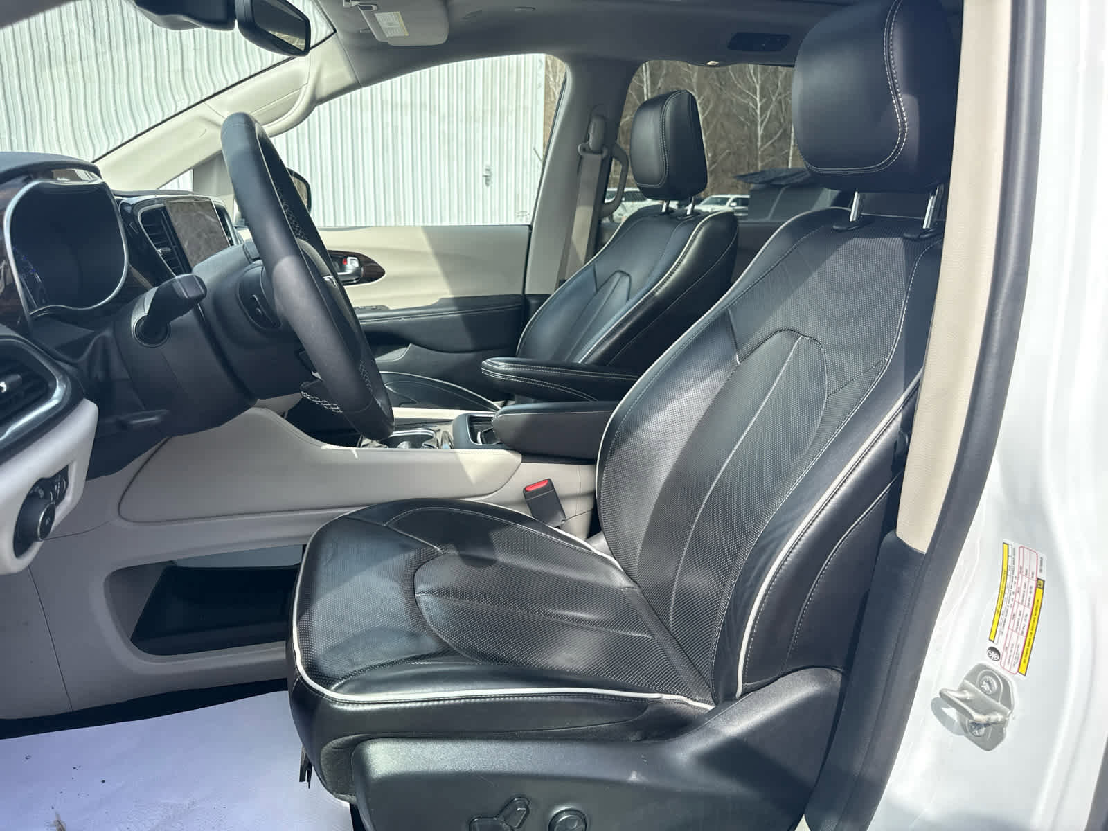 Used 2024 Chrysler Pacifica Limited image 15