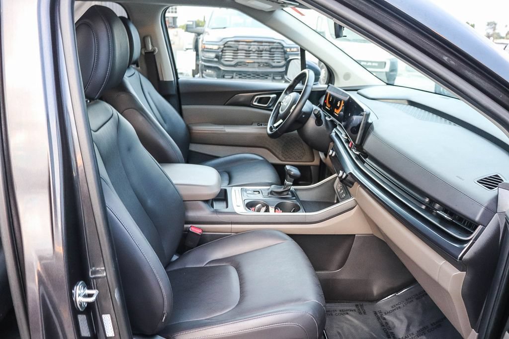 Used 2025 Kia Carnival FWD image 19