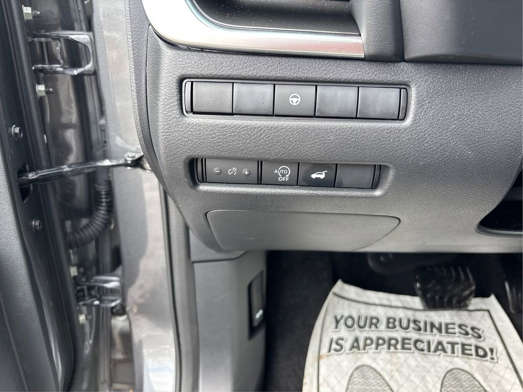 Used 2025 Nissan Rogue SV image 34
