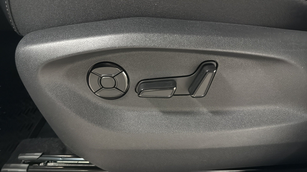 New 2026 Volkswagen Tiguan SE FWD image 18