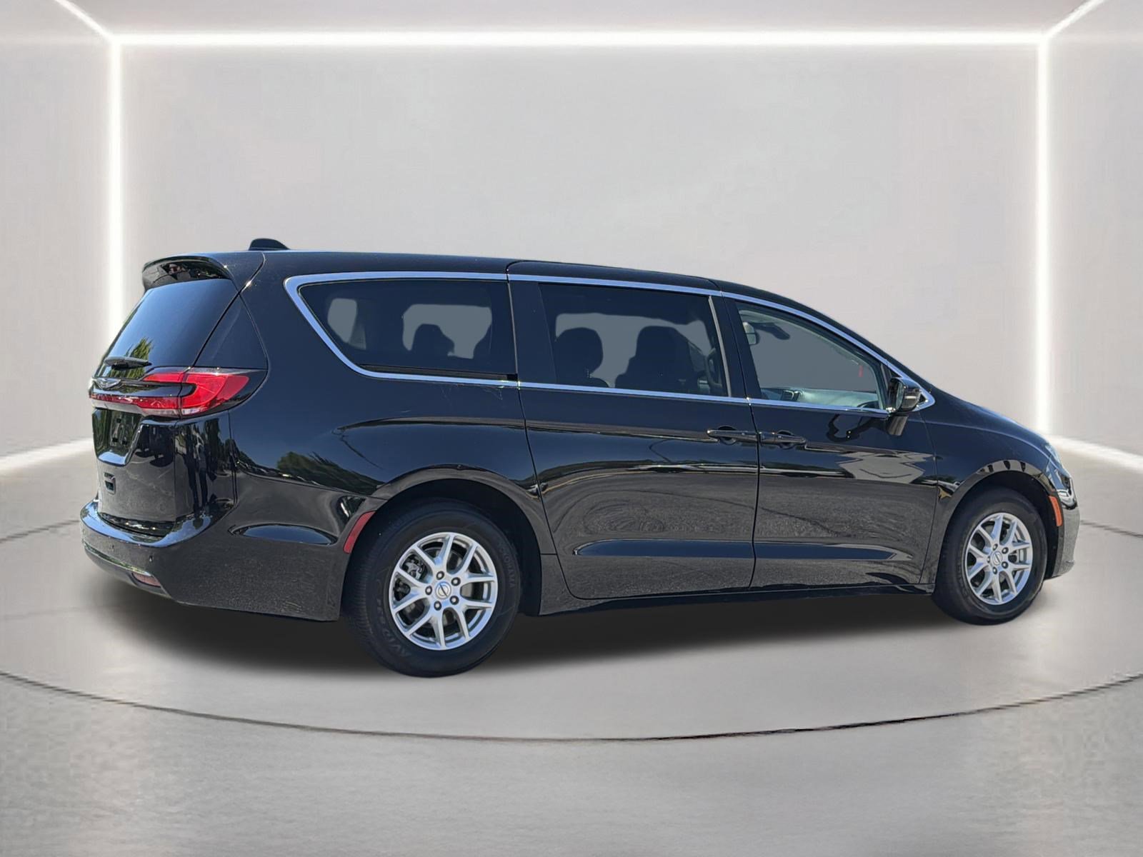 Used 2024 Chrysler Pacifica Touring-L FWD image 27