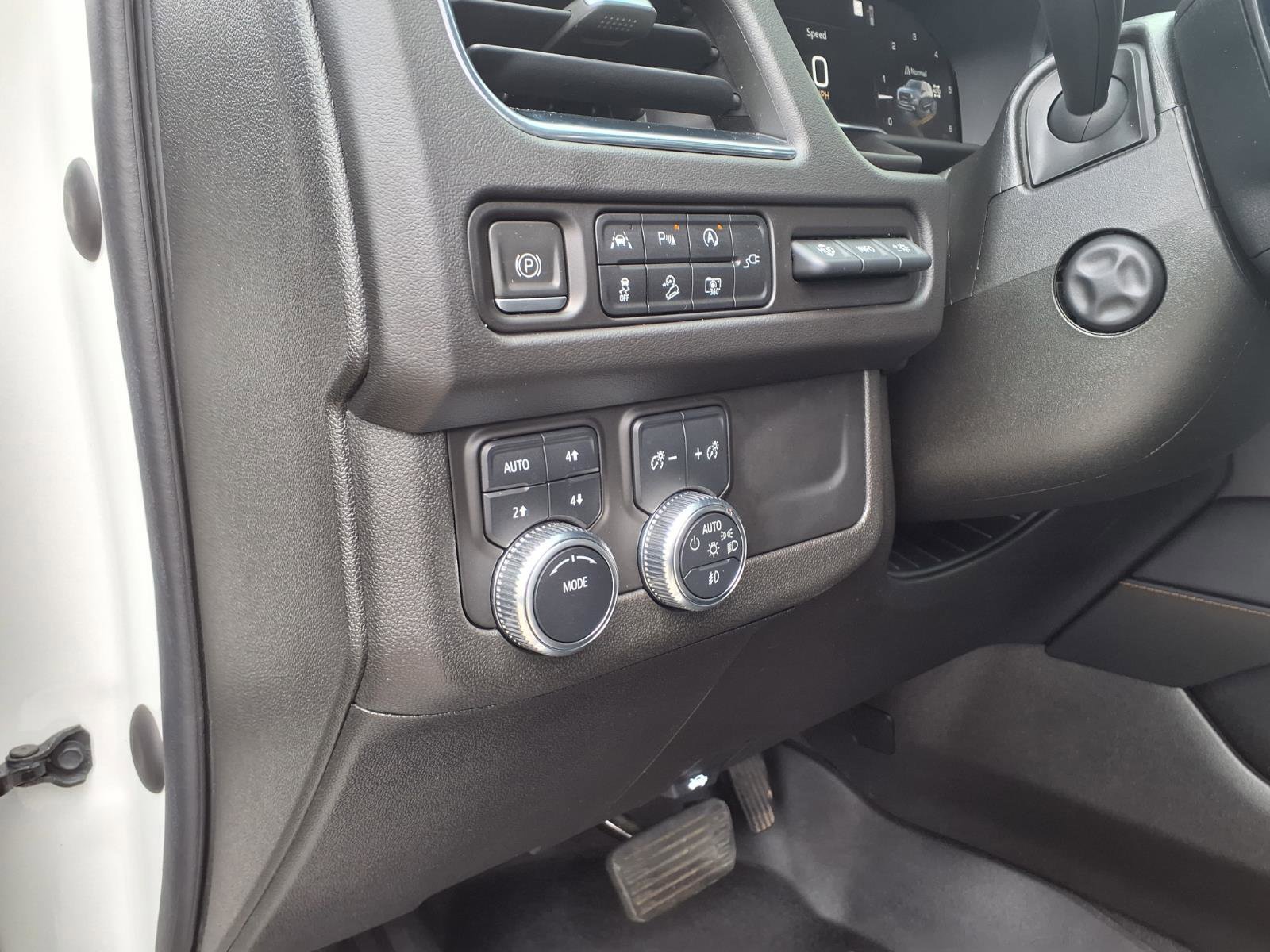 Used 2022 GMC Yukon AT4 w/ Technology Package image 14