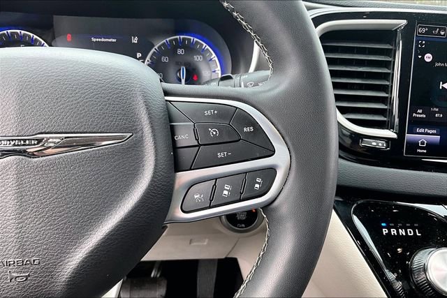 Used 2023 Chrysler Pacifica Touring-L image 12