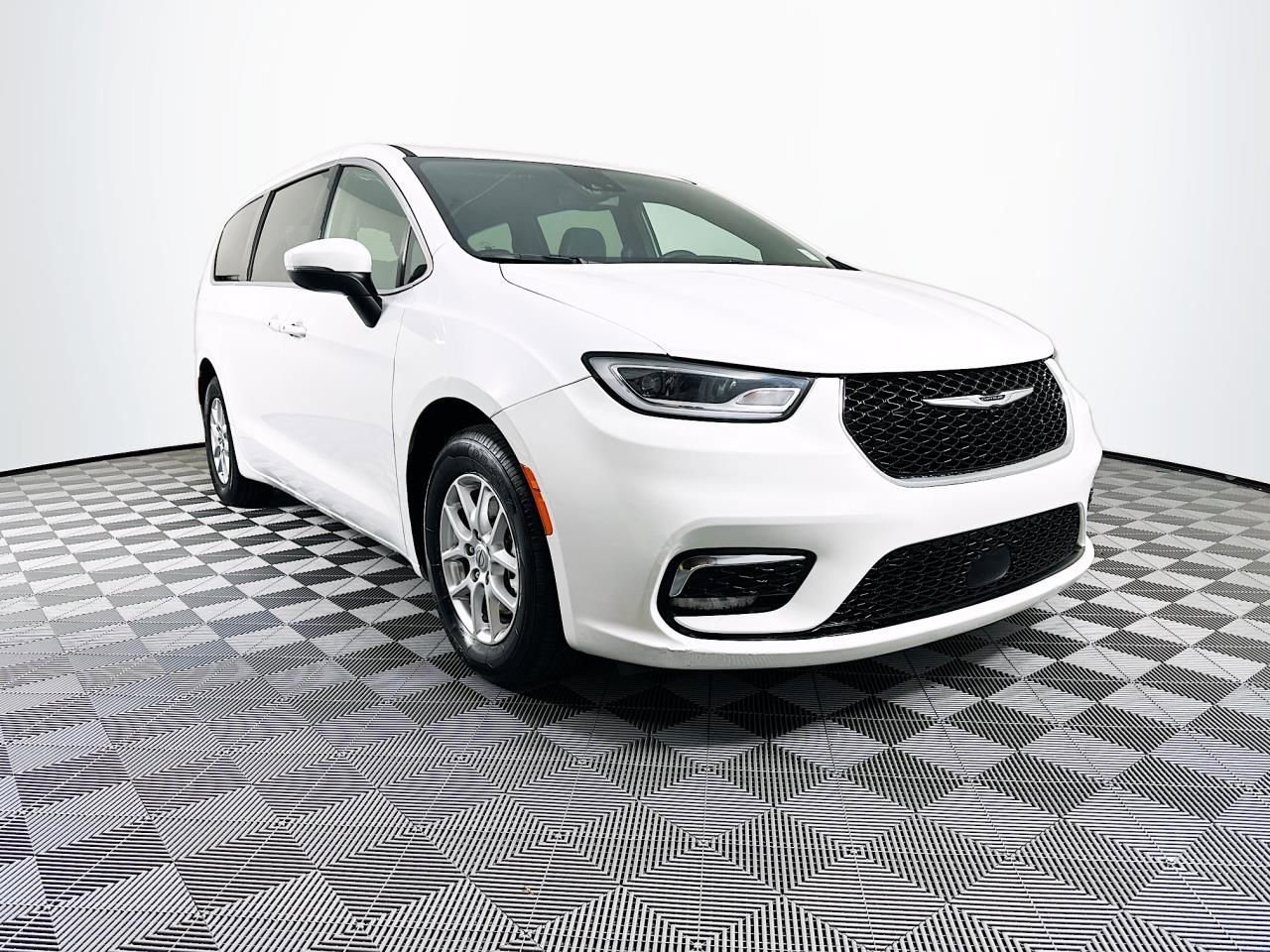 Used 2023 Chrysler Pacifica Touring image 6