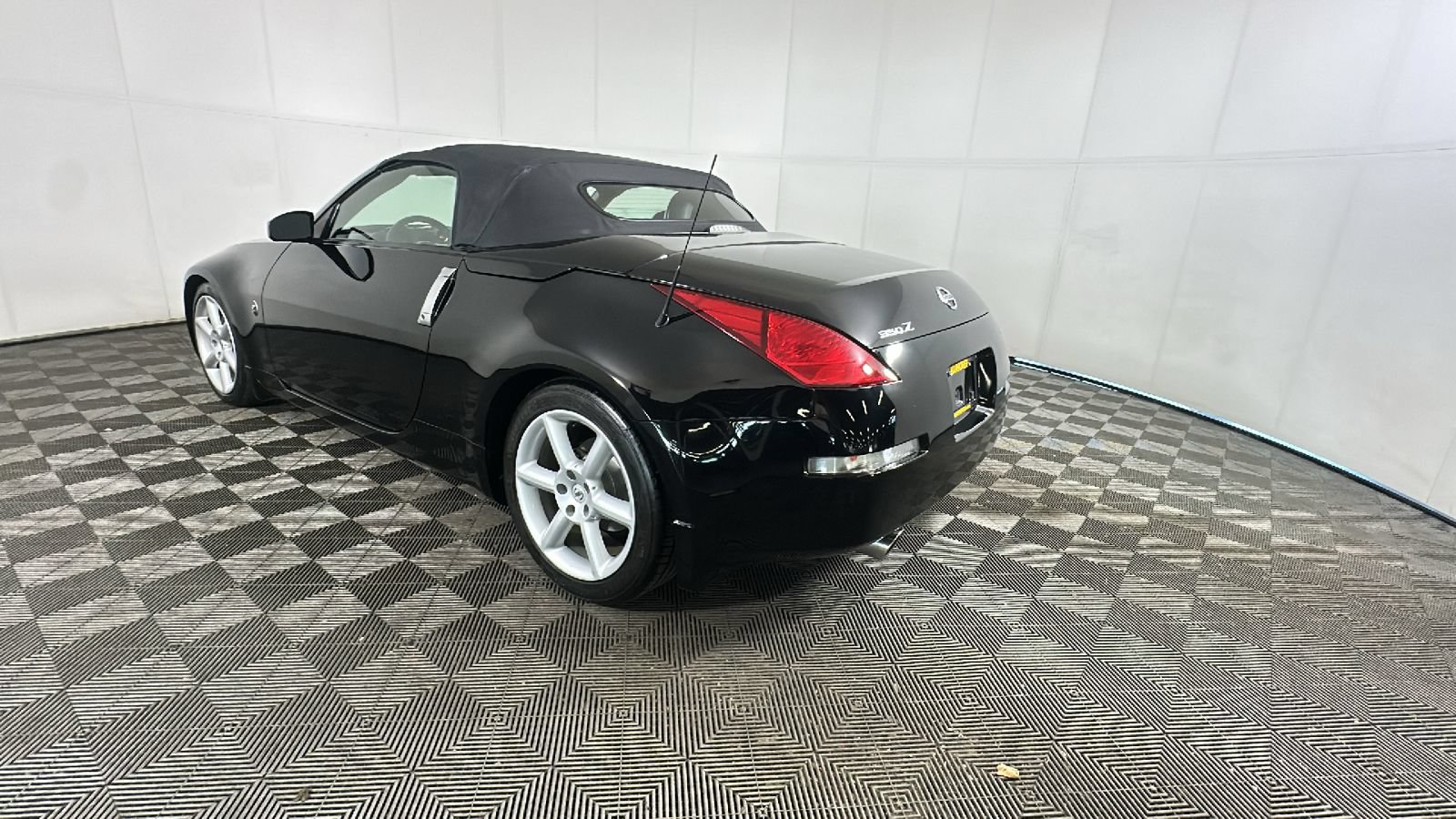 Used 2004 Nissan 350Z Touring RWD image 5