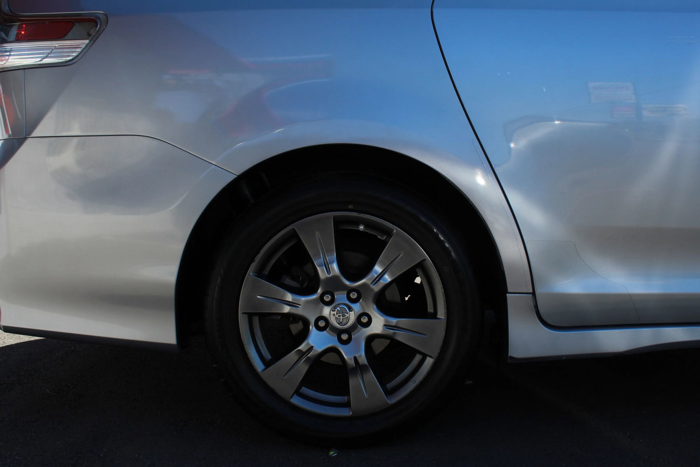 Used 2017 Toyota Sienna SE w/ SE Preferred Package FWD image 23