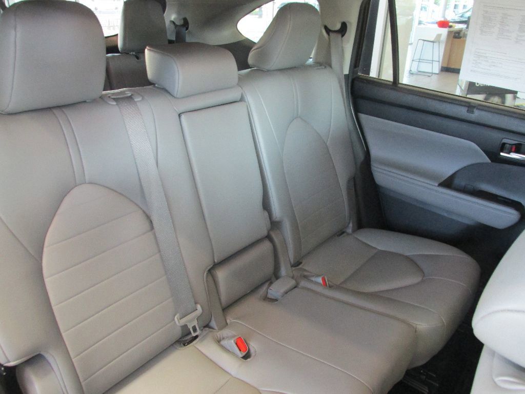 Used 2022 Toyota Highlander XLE image 32