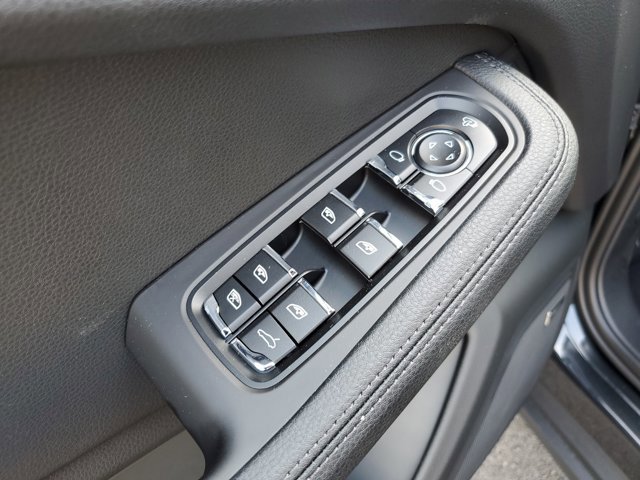 Used 2025 Porsche Macan image 28
