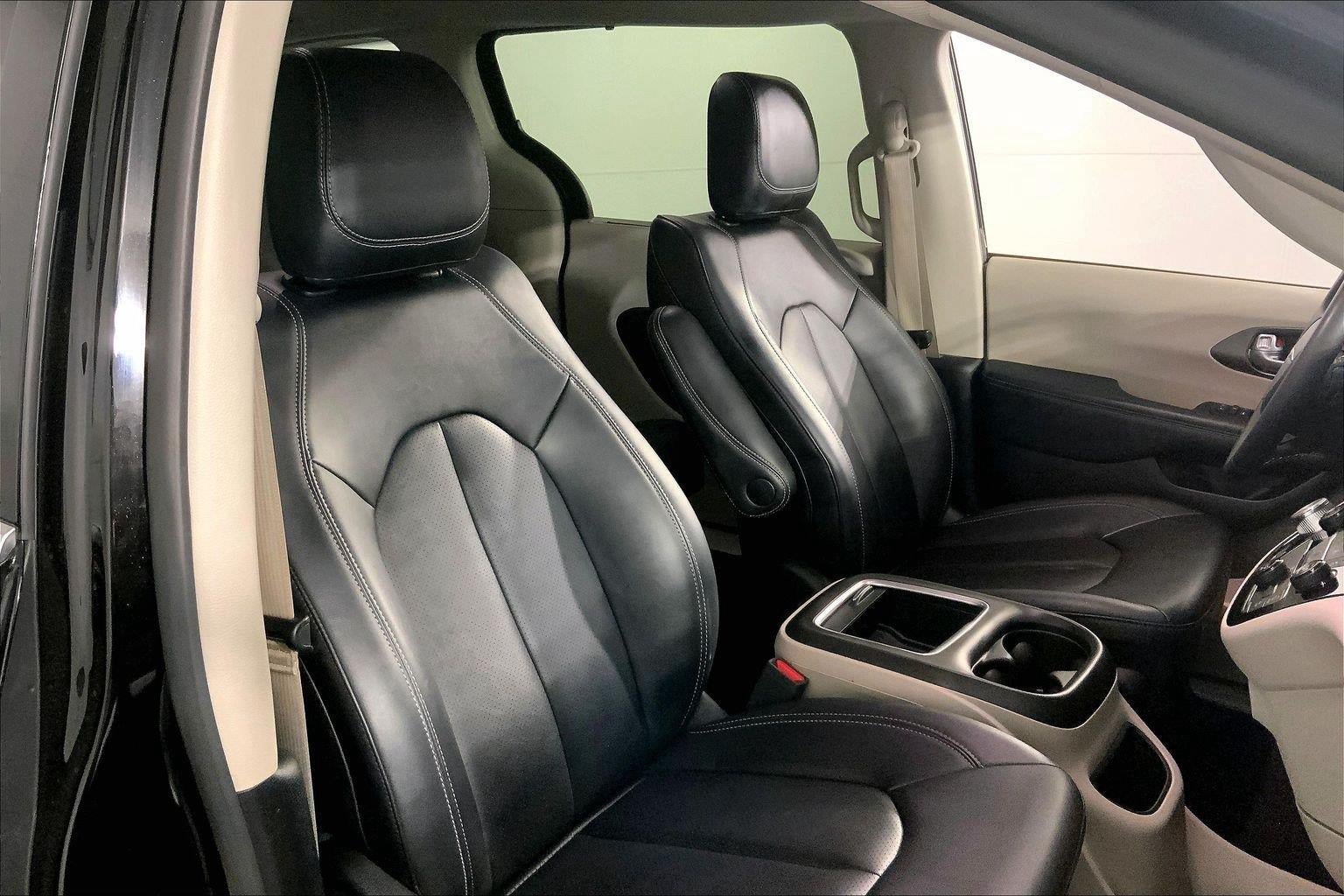 Used 2024 Chrysler Pacifica Touring-L FWD image 7