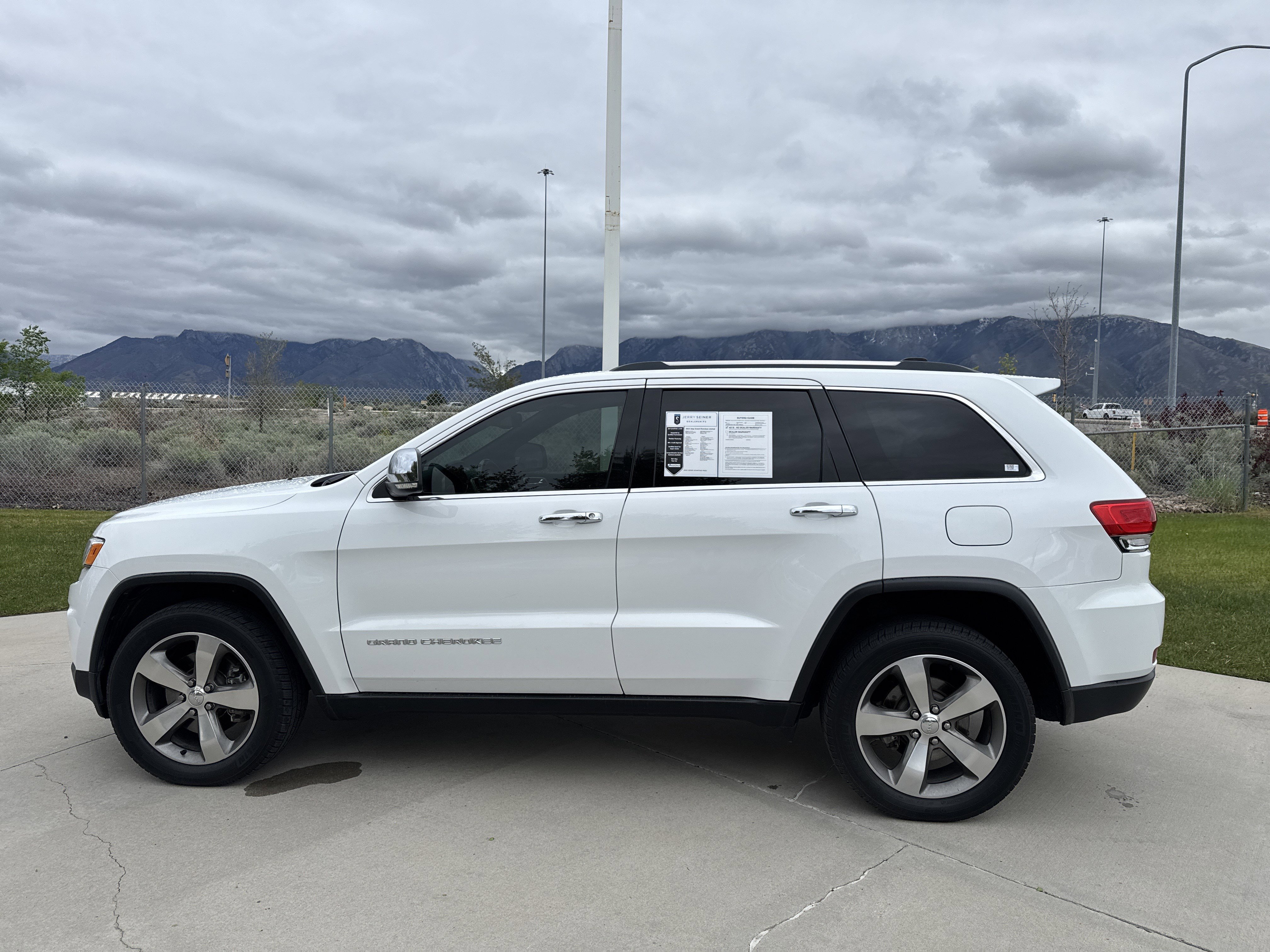 Used 2015 Jeep Grand Cherokee Limited w/ Luxury Group II AWD/4WD image 2