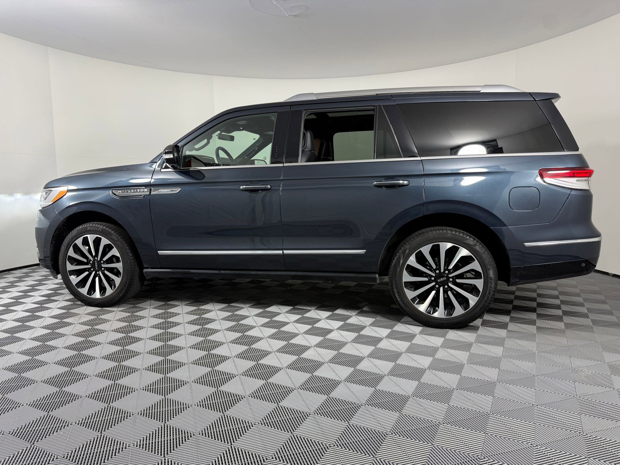 Used 2024 Lincoln Navigator Reserve image 2