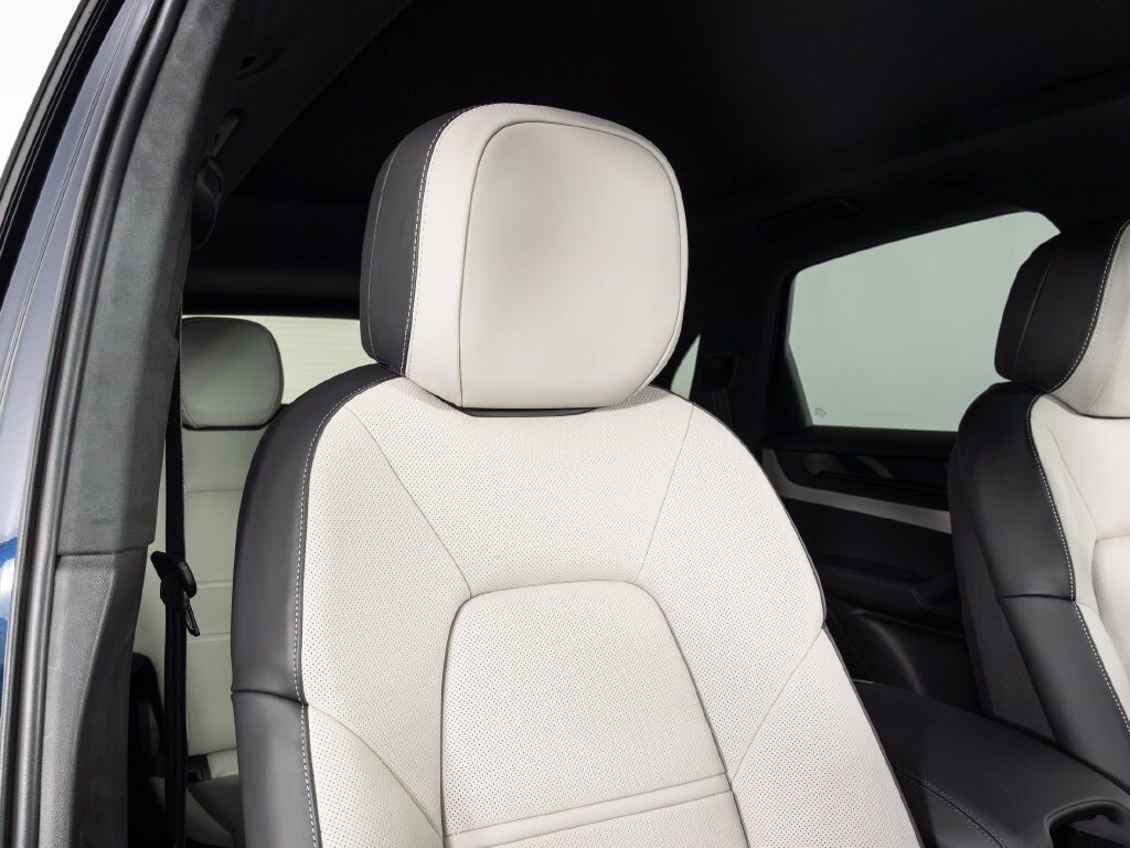 New 2026 Porsche Cayenne GTS AWD/4WD image 38